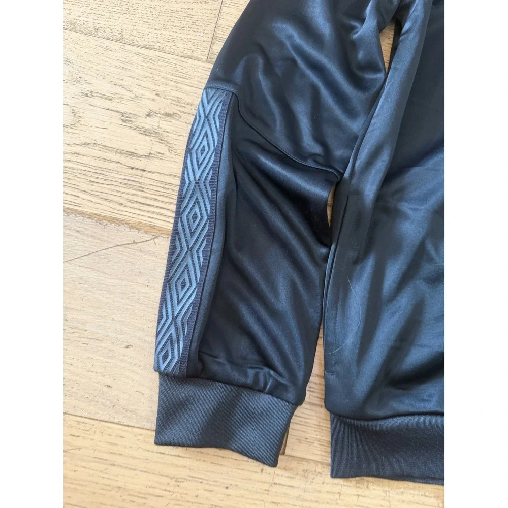 Umbro Boys Black‎ Full Zip Track Jacket Diamond Logo Sleeve L 14/16 NEW (624)